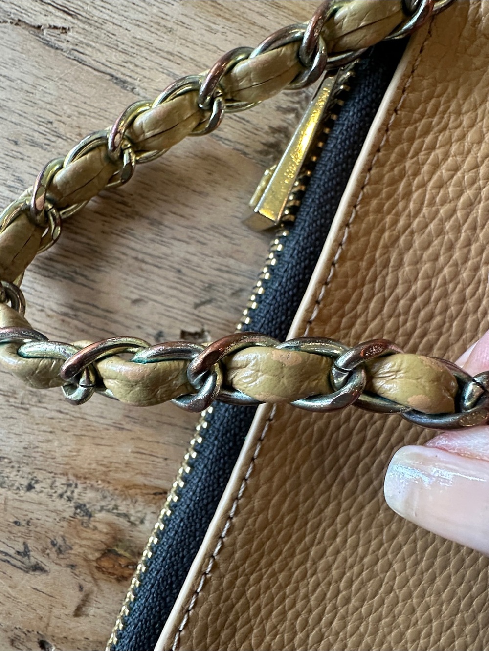Bandolier Tan Pebbled Leather Zip Pouch Crossbody Gold/Brass Chain Strap - Picture 5 of 6